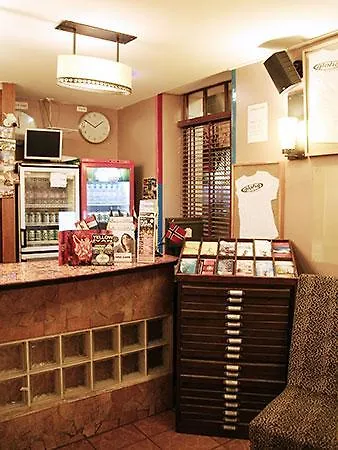 Hostel Aloha Eiffel Tower By Hiphophostels Paris